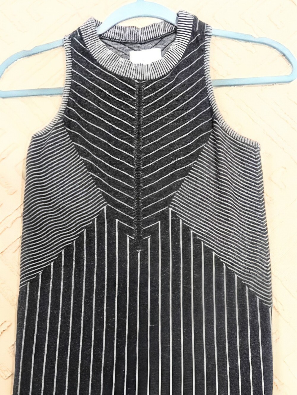 Athleta EUC! Sleeveless Black & Gray Striped Knit Small